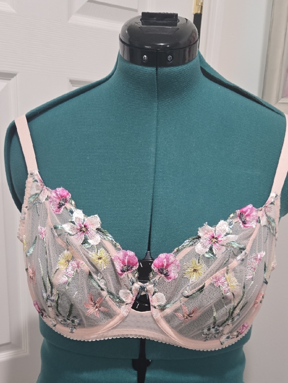 VIctoria's Secret Dream Angels Embroidered Demi Cup Bra In Pink Fizz. 38 D